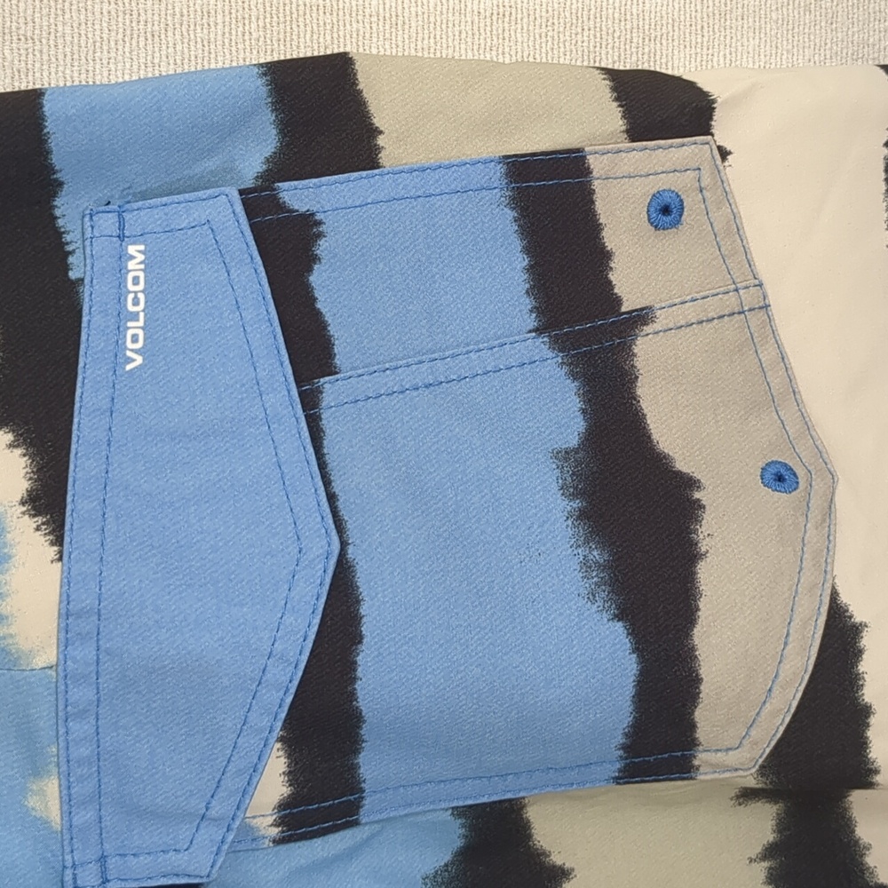 Volcom Men's Long 4 Way Stretch Board Shorts Size 36 Like New - Picture 6 of 8
